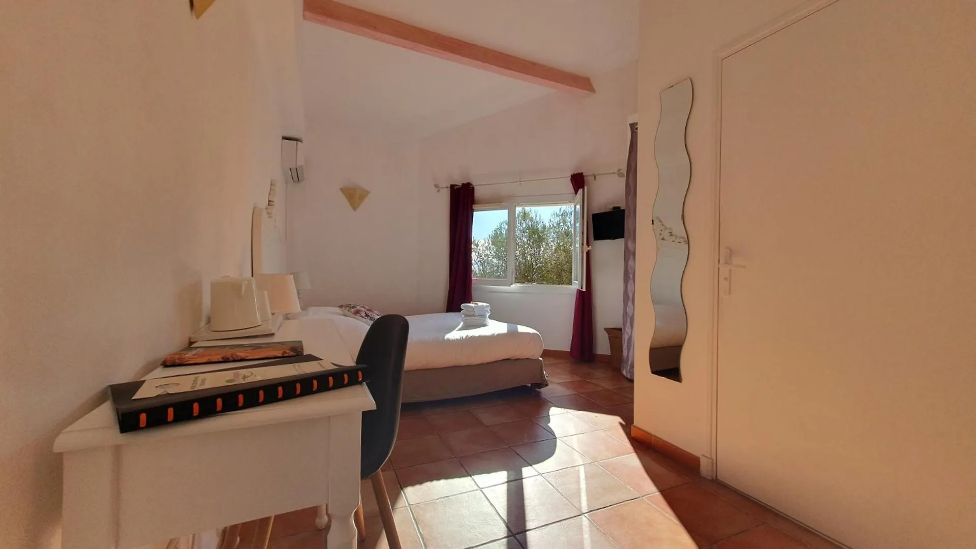 Hotel Les Calanques Лес-Иссамбр